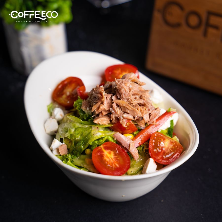 Mediterranean salad with tuna